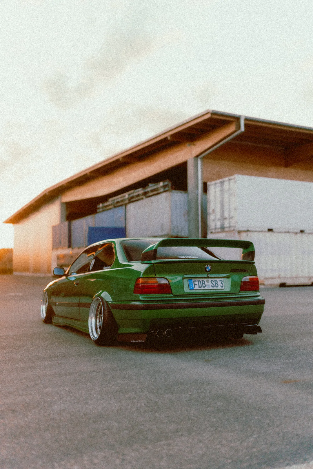 Mike Crawat 2024 35mm Film Look Presets *NEW* – Gói preset hoài cổ của phim 35mm dành cho ảnh về xe hơi - ô tô - thiên nhiên - chân dung (xmp/acr, dng) K43L55 11 mike crawat 2024 35mm film look presets nencyha.com 10