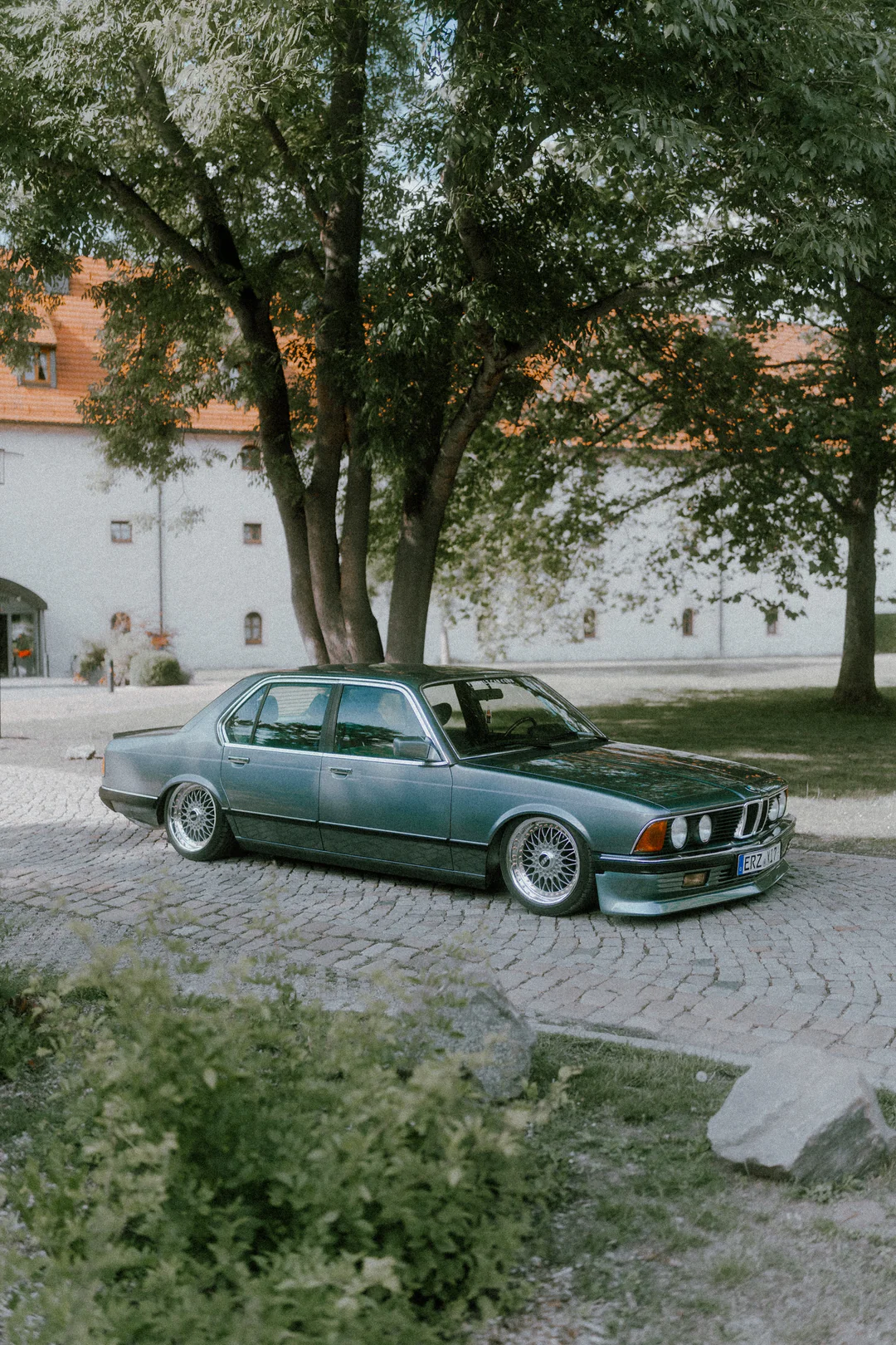 Mike Crawat 2024 35mm Film Look Presets *NEW* – Gói preset hoài cổ của phim 35mm dành cho ảnh về xe hơi - ô tô - thiên nhiên - chân dung (xmp/acr, dng) K43L55 13 mike crawat 2024 35mm film look presets nencyha.com 12