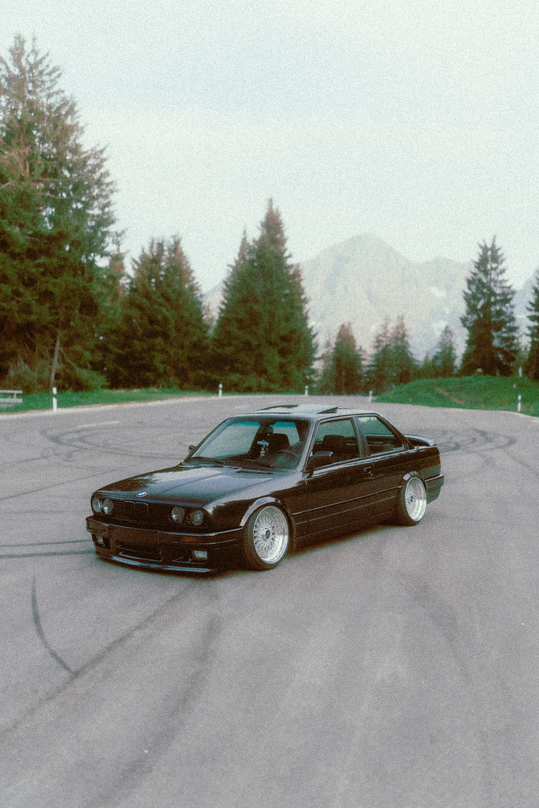 Mike Crawat 2024 35mm Film Look Presets *NEW* – Gói preset hoài cổ của phim 35mm dành cho ảnh về xe hơi - ô tô - thiên nhiên - chân dung (xmp/acr, dng) K43L55 21 mike crawat 2024 35mm film look presets nencyha.com 20