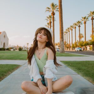 g presets collaboration olivia markle presets goi presets mang tone mau am ap co dien voi anh sang sac net va manh 2